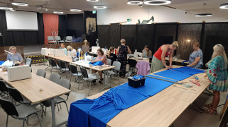 Warsztaty szycia niebieskich spódnic