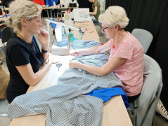 Ręczne robienie szczypanek w niebieskich spódnicach