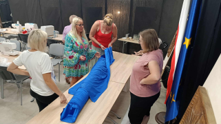 Skarwanie brytów na niebieskie spódnice