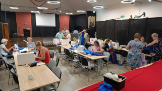 Skrawanie czerwonej lamówki na rąbek niebieskiej spódnicy