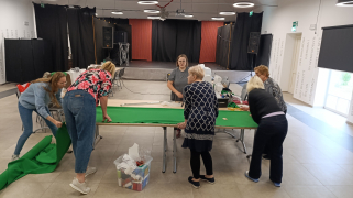 Skrawanie brytów materiału na zielony fartuch