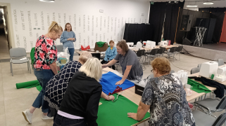 Skrawanie brytów materiału na zielony fartuch