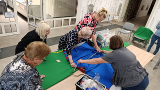 Pomiar długości fartuchu do niebieskiej spódnicy